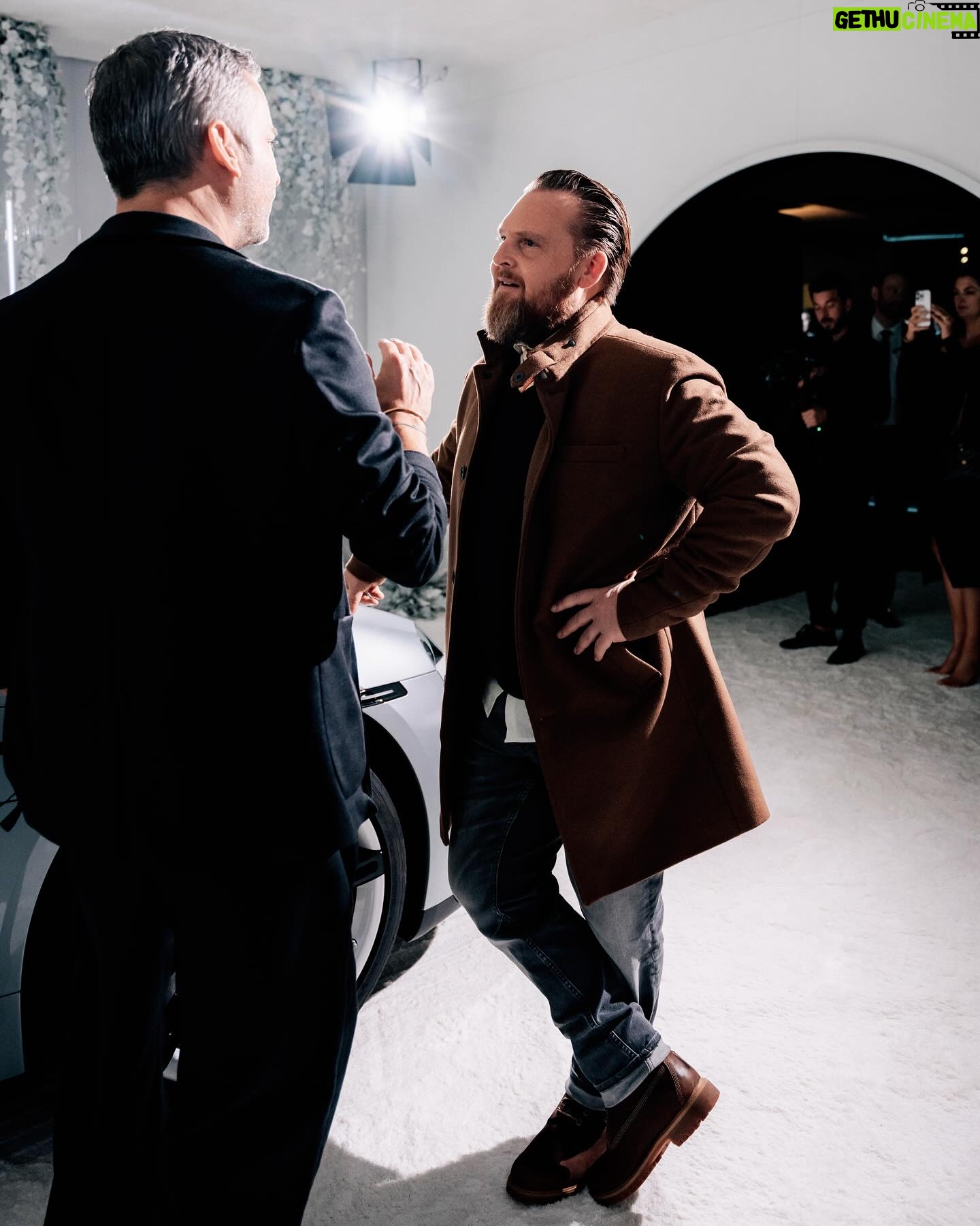 Axel Stein - 2.4K Likes - #lastnight
MOTY #GQ
#DrivenByDreams
@porsche @ibaschdi
@gq_germany
#anzeige
Taycan Turbo S: Stromverbrauch kombiniert: 23,4 – 22,0 kWh/100 km (WLTP); CO₂-Emissionen kombiniert: 0 g/km (WLTP); Elektrische Reichweite: 440 – 467 km; Elektrische Reichweite Stadt: 524 – 570 km; Stand 12/2023