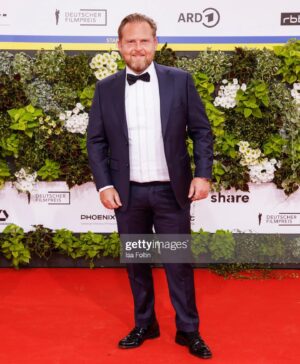 Axel Stein Instagram - Gestern mal wieder in Schale geschmissen 🤵‍♂️
@filmpreis #Lola2022 

©️@gettyimages / Isa Foltin