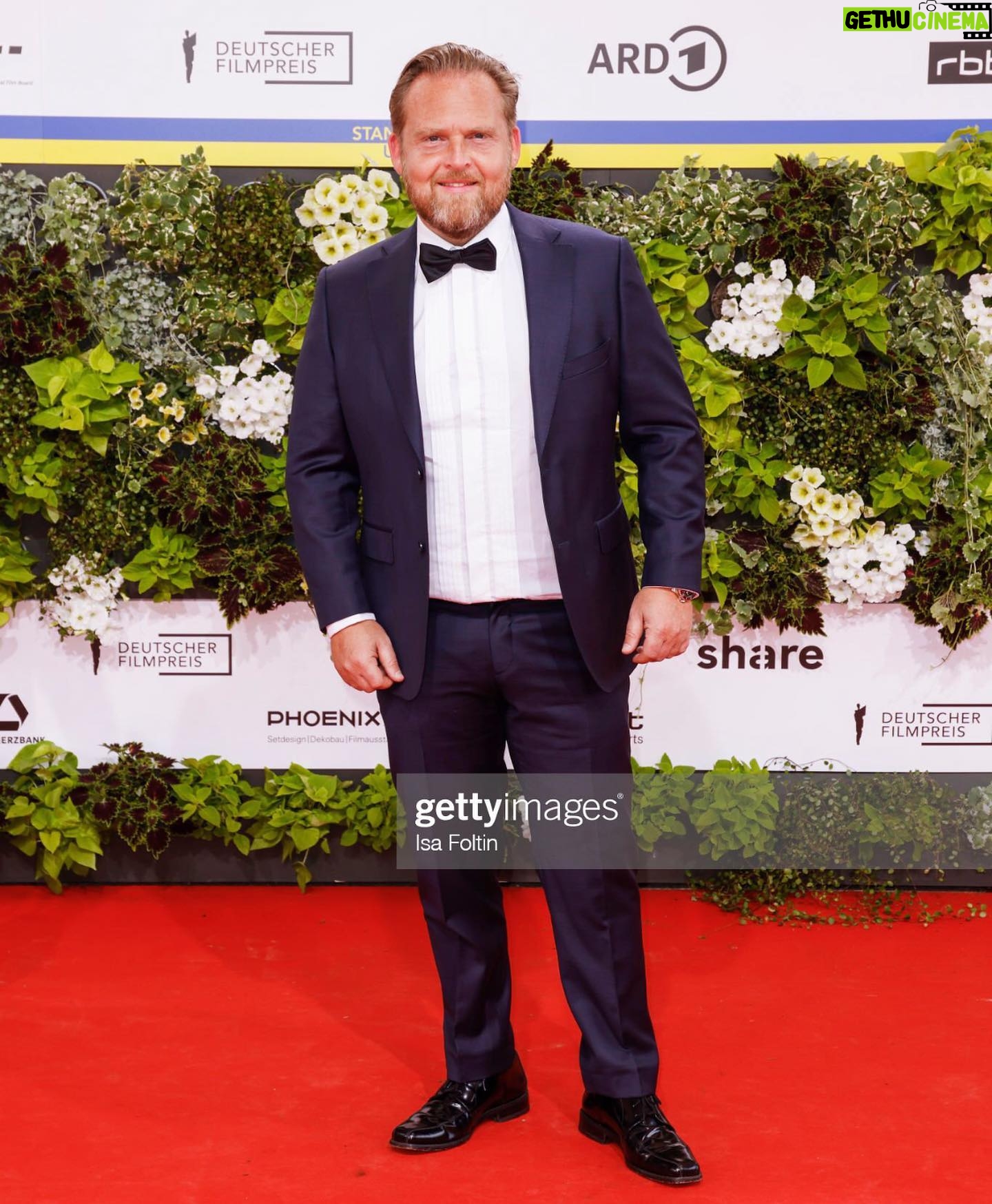 Axel Stein - 1.9K Likes - Gestern mal wieder in Schale geschmissen 🤵♂️
@filmpreis #Lola2022
©️@gettyimages / Isa Foltin