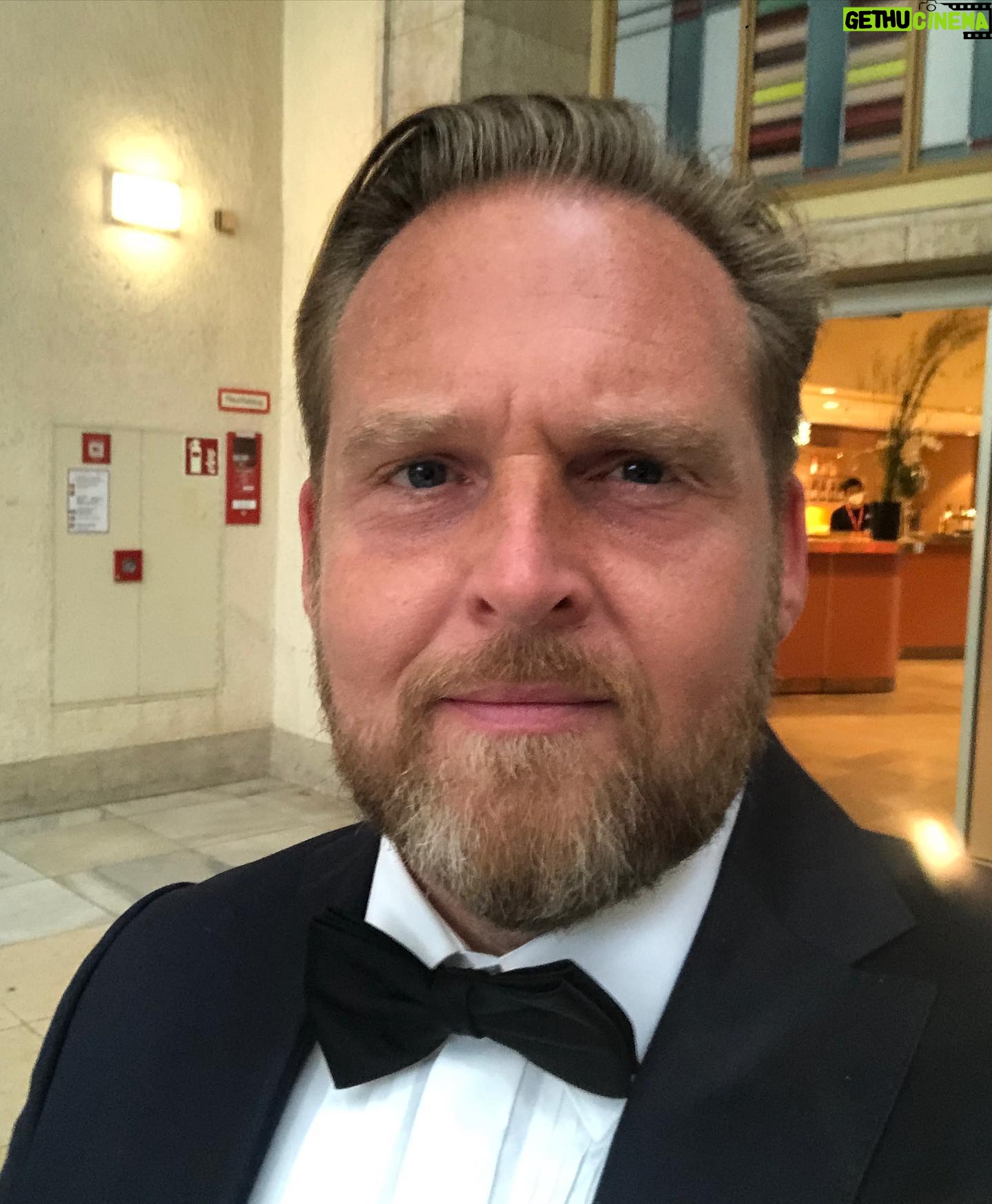 Axel Stein - 1.9K Likes - Gestern mal wieder in Schale geschmissen 🤵♂️
@filmpreis #Lola2022
©️@gettyimages / Isa Foltin