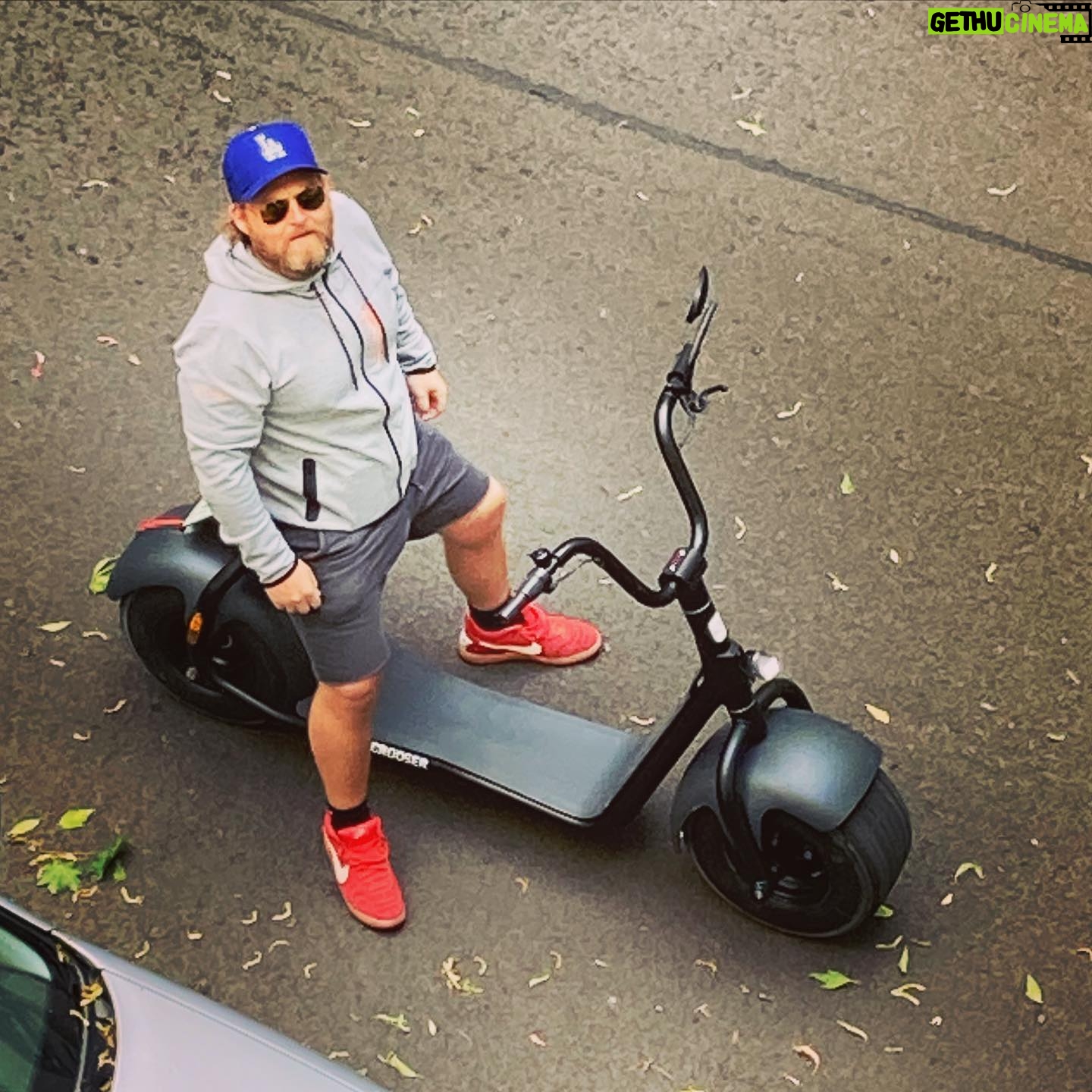 Axel Stein - 1.9K Likes - Habe das ganze Wochenende mit meinem neuen #scrooser verbracht. Unfassbar das Ding.
@kumpanelectric 👏🏻🤘🏻😎
#escooter #gutelaune5000
#werbung