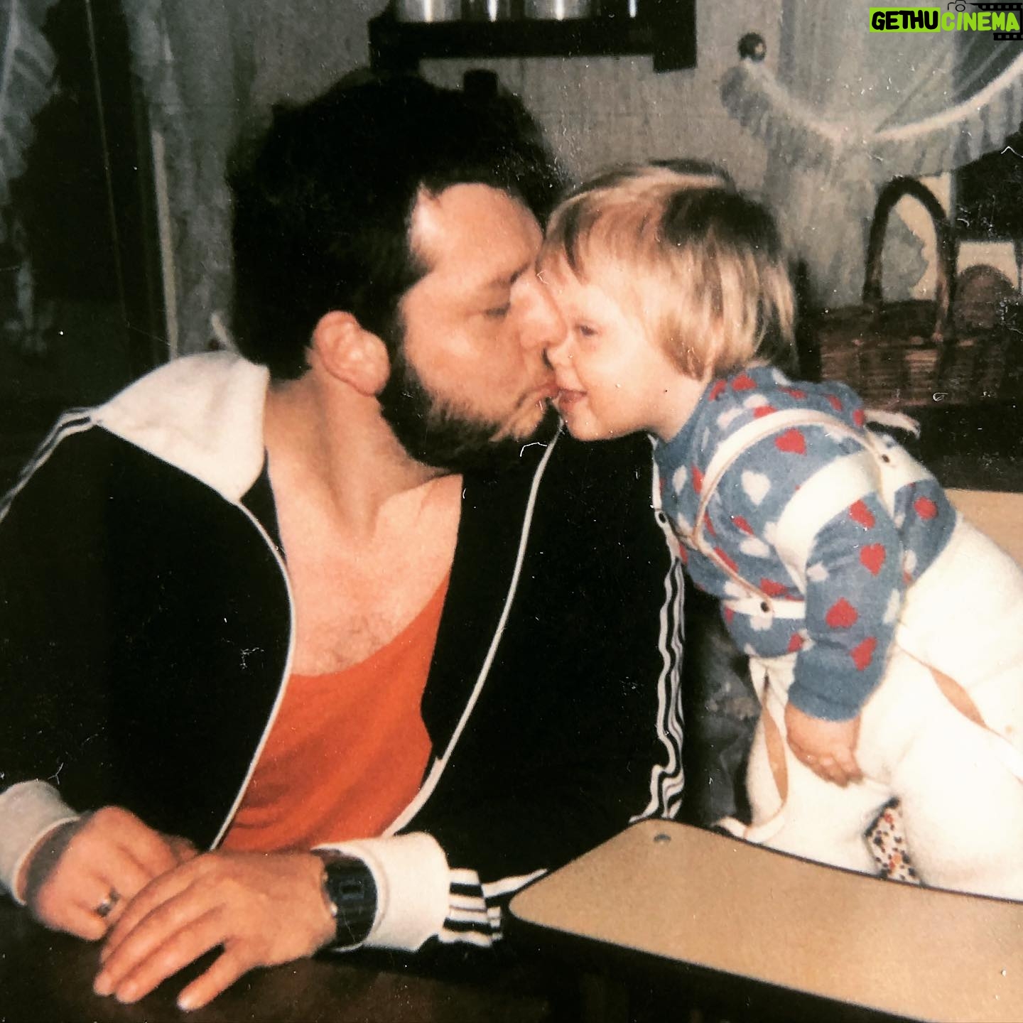 Axel Stein - 1.8K Likes - 🖤
#fatherandson
Happy Birthday #BigBernie 🤙🏼💫
#missyou