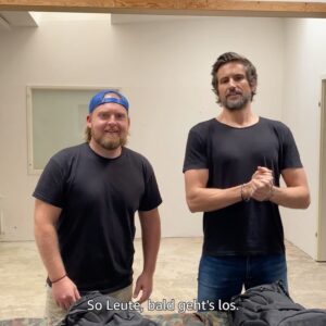 Axel Stein Instagram - Heute geht’s los. Wir sind bereit für #CelebrityHuntedDE - nur bei @primevideode. 10 Tage auf der Flucht zusammen mit @tombeckphotos. 

#start #teamgelb😎👊🏻