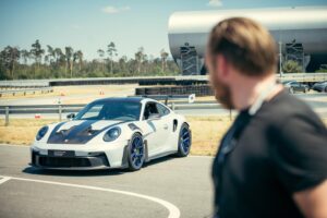 Axel Stein Instagram - #DrivenByDreams 

@porsche @pec.hhr @ibaschdi 
#werbung 

911 GT3 RS: Kraftstoffverbrauch kombiniert 12,7 l/100 km (NEFZ) ; 13,4 l/100 km (WLTP); CO2-Emissionen kombiniert 289 g/km (NEFZ); 305 g/km (WLTP); Stand 08/2023