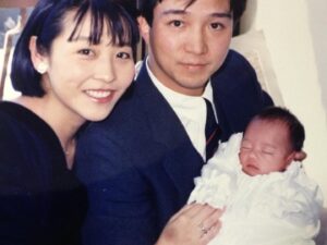 Aya Hirano Instagram - 2014年7月11日
父が亡くなって、10年が経ちました。
⁡
⁡
10年……ついこの間のような気もしますが、
この10年で起きた様々なことを思い出すと、
ひとつひとつの出来事に葛藤があって。
乗り越える為に、忘れない為に、必死に過ごして来た10年でした。
⁡
母が健康でいてくれるのが何よりの支えです。
私では計り知れないくらい辛かったと思います。
女性として母親として、本当に感謝です。
⁡
⁡
10年経っても相変わらず心配ばかりさせる娘を、
きっとこの世界のどこかで、
何よりも大きな自由を手に入れ見守ってくれていると信じて。
⁡
『この世界の片隅に』水戸公演の初日の♪記憶の器 は、
「もう逢えない人のぬくもり」を感じながら、
「あなたを消してしまわぬように」……。
きっと父を感じながら歌うと思います。