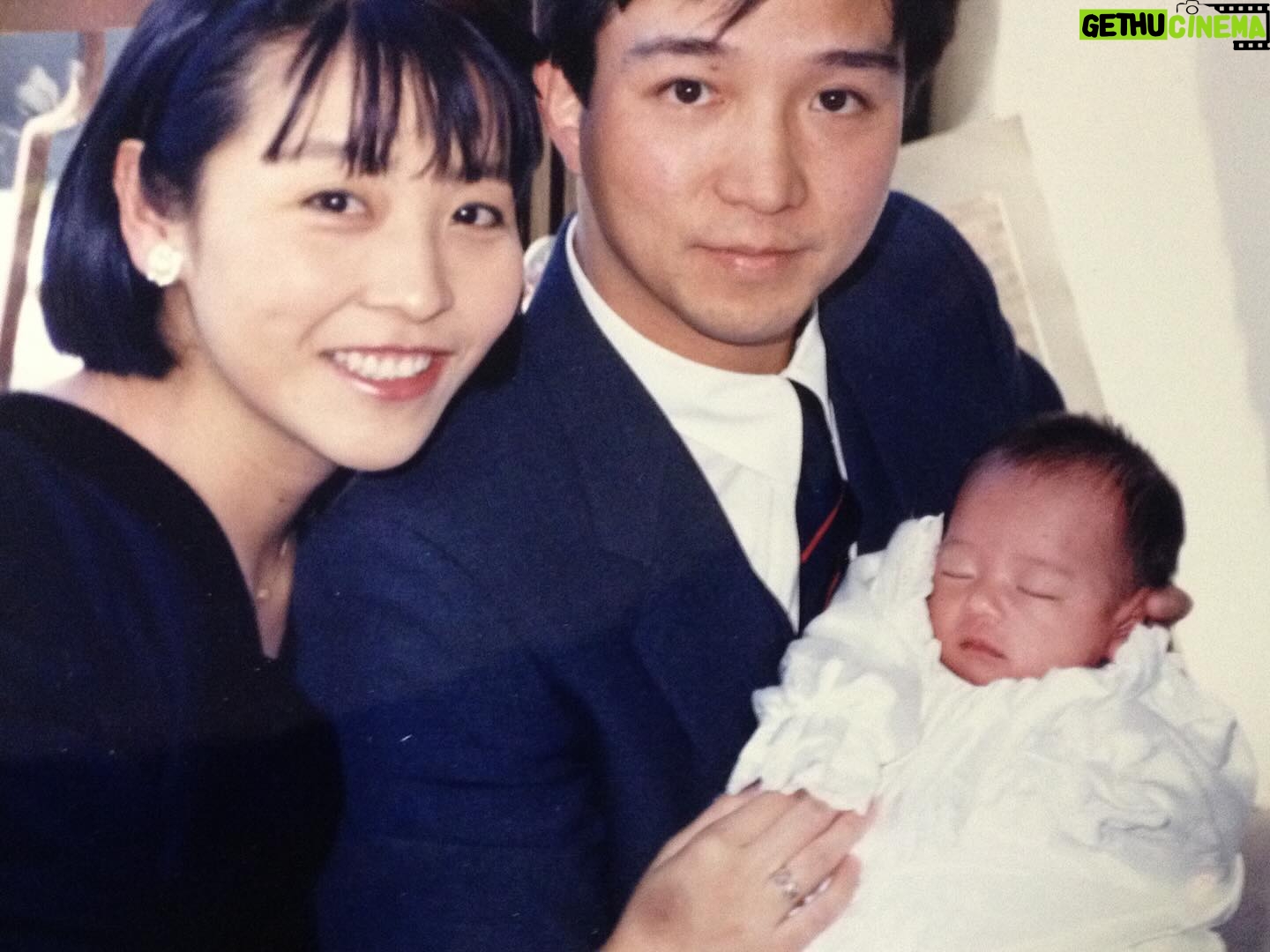 Aya Hirano - 11.1K Likes - 2014年7月11日
父が亡くなって、10年が経ちました。
10年……ついこの間のような気もしますが、
この10年で起きた様々なことを思い出すと、
ひとつひとつの出来事に葛藤があって。
乗り越える為に、忘れない為に、必死に過ごして来た10年でした。
母が健康でいてくれるのが何よりの支えです。
私では計り知れないくらい辛かったと思います。
女性として母親として、本当に感謝です。
10年経っても相変わらず心配ばかりさせる娘を、
きっとこの世界のどこかで、
何よりも大きな自由を手に入れ見守ってくれていると信じて。
『この世界の片隅に』水戸公演の初日の♪記憶の器 は、
「もう逢えない人のぬくもり」を感じながら、
「あなたを消してしまわぬように」……。
きっと父を感じながら歌うと思います。