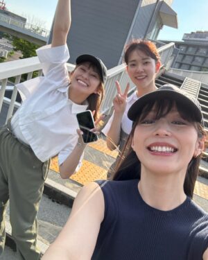 Aya Hirano Instagram - ミュージカル『この世界の片隅に』
新潟公演@新潟県民会館大ホール
⁡
新潟公演の写真UP出来てなくてすみません！
ドラマの撮影でバタバタでした。
昨日から名古屋に入って、本日舞台稽古からの初日でした！
⁡
新潟公演があっという間すぎて、
もっといたかった٩(๑˃̌ۿ˂̌๑)۶
2019年に『仮面山荘殺人事件』の際に来た以来でしたが、
その時はレンタカーで弥彦神社に行って参拝し、日帰り温泉と美味しいご飯を堪能しました。
⁡
今回は時間がなかった割に、近場で色々回れて。
劇場の隣にあった白山神社がとっても素敵で。
美味しいご飯を食べて、のんびりお散歩しながら、
夏至の満月を眺めて帰りました。
⁡
新潟好きだなぁ。
次はもっと長くいられますように！
⁡
⁡
そして、楽屋が同じだったつよつよ女子たちと♡
強くて優しくてカッコいい、
#この世界の片隅の女たち です！！
⁡
⁡
⁡
#この世界の片隅に
#ayahirano #平野綾