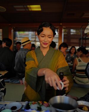 Aya Omasa Instagram - プライベートで久しぶりに浴衣を着て👘✨間近で花火を堪能することができました🎇

素晴らしい機会に感謝です！
京子さんのお酌する佇まいも美しく、ついついシャッターを📸✨