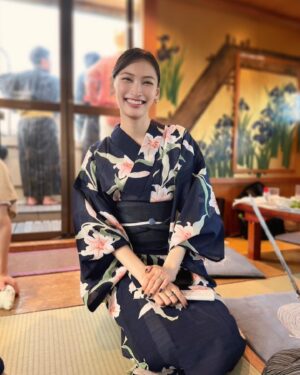 Aya Omasa Instagram - プライベートで久しぶりに浴衣を着て👘✨間近で花火を堪能することができました🎇

素晴らしい機会に感謝です！
京子さんのお酌する佇まいも美しく、ついついシャッターを📸✨