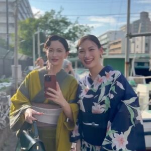 Aya Omasa Instagram - プライベートで久しぶりに浴衣を着て👘✨間近で花火を堪能することができました🎇

素晴らしい機会に感謝です！
京子さんのお酌する佇まいも美しく、ついついシャッターを📸✨