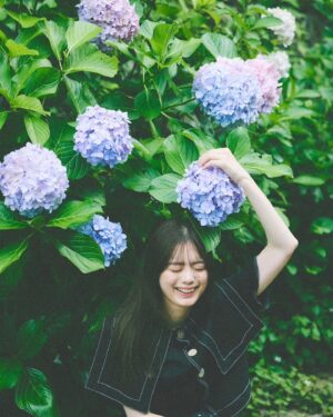 Ayaka Konno Instagram - 今年はなぜか見かけることが少なかった紫陽花と📷

@endoyuki 
@minami.kobayashi 
@nanako_fujinaka