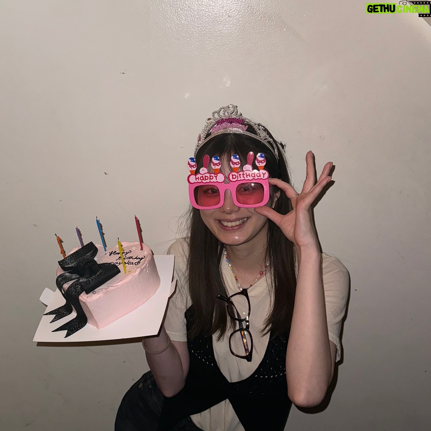 Ayaka Konno - 28.1K Likes - 25歳になりました!
お祝いのタグ付け、みてます👶 うれしい〜!
今年も楽しく頑張るぞ〜
いつも応援してくださって、ありがとうございます🫶
そして、年内に写真集を出すことになりました!
まだ内容は全然決まってないのですが、、、
詳しいお話は、明日YouTubeに上がるので、またリンクを貼りますね〜🙆♀️
写真はお友達がお祝いしてくれて、浮かれハッピーの時のやつです👑