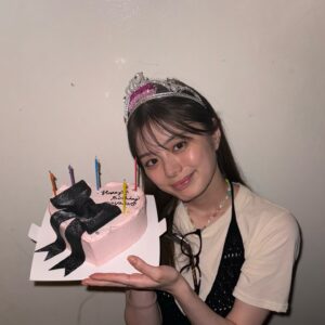Ayaka Konno Instagram - 25歳になりました！

お祝いのタグ付け、みてます👶　うれしい〜！
今年も楽しく頑張るぞ〜
いつも応援してくださって、ありがとうございます🫶

そして、年内に写真集を出すことになりました！
まだ内容は全然決まってないのですが、、、
詳しいお話は、明日YouTubeに上がるので、またリンクを貼りますね〜🙆‍♀️

写真はお友達がお祝いしてくれて、浮かれハッピーの時のやつです👑
