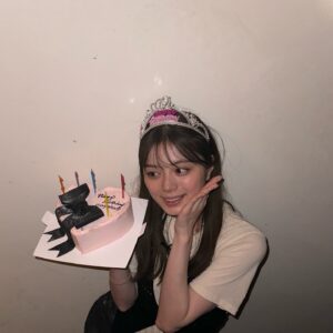 Ayaka Konno Instagram - 25歳になりました！

お祝いのタグ付け、みてます👶　うれしい〜！
今年も楽しく頑張るぞ〜
いつも応援してくださって、ありがとうございます🫶

そして、年内に写真集を出すことになりました！
まだ内容は全然決まってないのですが、、、
詳しいお話は、明日YouTubeに上がるので、またリンクを貼りますね〜🙆‍♀️

写真はお友達がお祝いしてくれて、浮かれハッピーの時のやつです👑