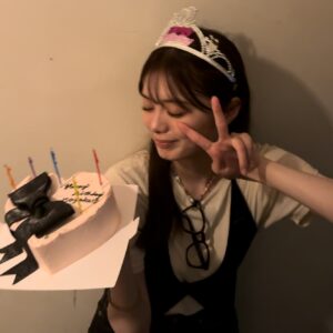 Ayaka Konno Instagram - 25歳になりました！

お祝いのタグ付け、みてます👶　うれしい〜！
今年も楽しく頑張るぞ〜
いつも応援してくださって、ありがとうございます🫶

そして、年内に写真集を出すことになりました！
まだ内容は全然決まってないのですが、、、
詳しいお話は、明日YouTubeに上がるので、またリンクを貼りますね〜🙆‍♀️

写真はお友達がお祝いしてくれて、浮かれハッピーの時のやつです👑