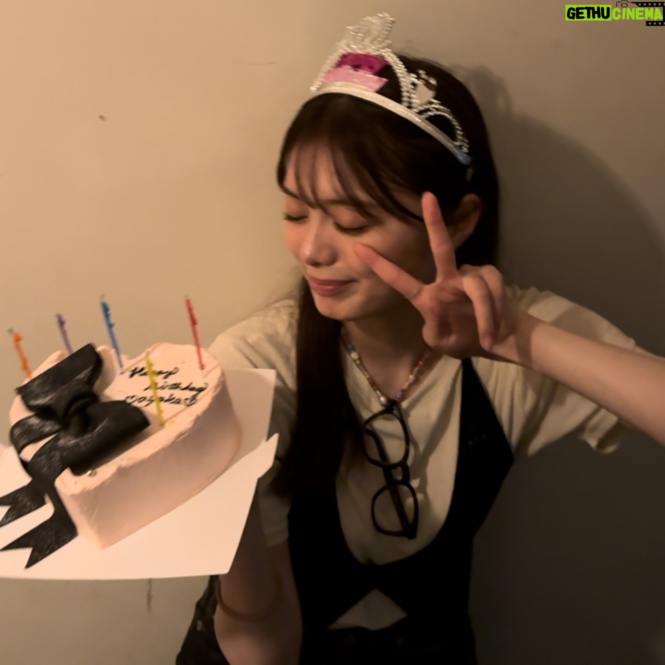 Ayaka Konno - 28.1K Likes - 25歳になりました!
お祝いのタグ付け、みてます👶 うれしい〜!
今年も楽しく頑張るぞ〜
いつも応援してくださって、ありがとうございます🫶
そして、年内に写真集を出すことになりました!
まだ内容は全然決まってないのですが、、、
詳しいお話は、明日YouTubeに上がるので、またリンクを貼りますね〜🙆♀️
写真はお友達がお祝いしてくれて、浮かれハッピーの時のやつです👑