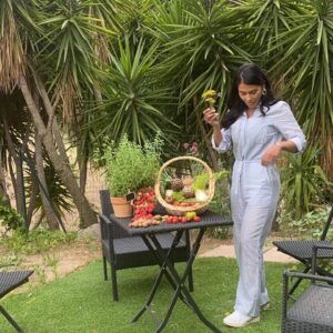 Ayem Nour Instagram - Je vous souhaite une belle journée ...☀️
Au programme ...
Douceur ,Nature , Healthy Food,développement personnel et GRATITUDE...
N’est ce pas là une merveilleuse manière de s’aimer soi même et de prendre soin de notre âme ?
Mon Papa aime me citer cette célèbre phrase ...
L’amour le plus fidèle c’est l’amour propre !
Sacha Guitry.
Love U 💙

Merci 
@inesmkup au make Up 
@sarahh.ltr à la photo (ma stagiaire d’amour )
@lescanebiers_cassis pour le look