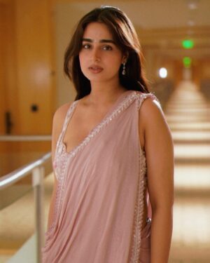 Ayesha Khan Instagram - Wearing @neerusprive styled by @navneeth_bhansali for @toifaawards 💕✨
📷- @we.saneemawala @neeraj.mov