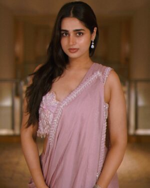 Ayesha Khan Instagram - Wearing @neerusprive styled by @navneeth_bhansali for @toifaawards 💕✨
📷- @we.saneemawala @neeraj.mov