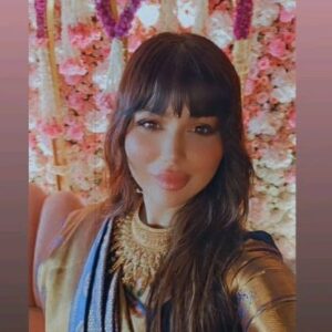 Ayesha Takia Instagram - Salam e ishq 💜💛