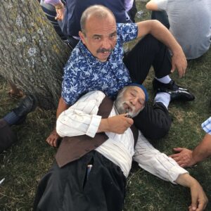 Ayhan Taş Instagram - Ustalarımızdan, ulu çınar Yımaz Guruda .ağaç altında dizlerimde dinlenirken #yılmazguruda #ağaçaltı #filming #set #göktaşı #cometobesiktas