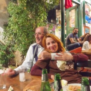 Aylin Aslım Instagram - 40 gün geçti. “40’ı çıktı” dedikleri. Bende bir değişiklik olmadı, ne oluyorsa 40 günden sonra? Hatta bu yeni gerçekliği azıcık idrak etmeye başladığımı bile söyleyemem. 10 telefondan 9’una bakmadım, belki konuştukça daha gerçek olacak diye kaçtıkça kaçtım, cevaplarımı yazmadım. Şimdi yazarken düşününce, değişen bir şey var aslında: Günler, haftalar geçtikçe öfke, hayal kırıklığı, kırgınlık gibi duygular ölümün eleğine takılmaya başladı. Sanki sadece babamla aramızdaki gerçek bağın, bize rağmen, evet rağmen var olan gerçek sevginin geçtiği bir süzgeç var da geriye bunlar kalıyor. Hep iyi şeyleri hatırlamak ya da geçmişin ağırlığını unutmaktan bahsetmiyorum. Sanki ölüm bizi ayırınca ikimiz de hayattayken belki ikimizin de fark edemediği, ya da belki anca çocukluktan hatırlanan, sisli bir kordon varmış babamla aramızda. Geri kalan her şey önemini yitirmiş gibi. 
Kimseyle konuşmak istemedim, konuşmaktan kaçtım diyorum ama, insan babasını kaybettiğinde eşinin dostunun öyle ya da böyle yanında olduğunu hissettirmesi iyi geliyormuş. Çok değerliymiş hatta. Bunu anladım. 20’li hatta 30’lu yaşlarımda bile bunun önemini kavrayamamış, bazı sevdiğim insanları kırmış olabilirim. Onlardan özür diliyorum. “Şu an başı kalabalıktır, benimle konuşacak hali yoktur, acısını bir de ben tazelemeyeyim, zaten ölüm üstüne ne söylenir ki” gibi saçma düşüncelerle baş sağlığı dileklerimi ihmal etmiş olabilirim. Arayarak, bizzat gelerek ya da birkaç cümle yazarak yanımda olan herkese tekrar teşekkür ederim. Şu 40 gün her şey bir sis içinde idiyse de, her birinizi tek tek hatırlıyorum. İyi olun. 🤍

📸: @_hazalis_  Kaş, 29 Ekim 2016