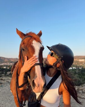 Aylin Engör Instagram - 🐎🌟Özgürlüğün ve gücün bu muhteşem hissiyatını yaşamak inanılmazdı. Hemen ders almaya karar verdim😍😍#atbinme #özgürlük
