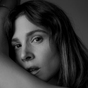 Aylin Tezel Instagram - In the mood for love? 

Wer von euch geht heute ins Kino und schaut meinen neuen Film FALLING INTO PLACE ? ✨

Photographer: @puria_safary