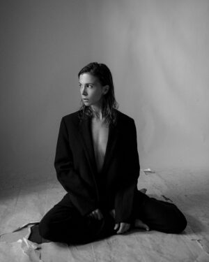 Aylin Tezel Instagram - 🤍🖤
In @malaikaraiss 
captured by @puria_safary