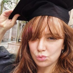 Ayşe Şule Bilgiç Instagram - Bugün kendi adıma bir ilki denedik. Sayfada benim eğitimlerime abone olan ve ayda sadece 39,90 tl veren can abonelerimle seçtiğimiz ilk eğitimi gerçekleştirdik. 

Çocuklar ve Cinsellik konuştuk. Tüm aboneler akıllarındaki soruları sordu ben de yanıtladım. 

Anlatılmasında fayda olan cinsellikle ilgili çerçeveyi çizdik beraber. Önce kendi yargılarımızdan arınmamız gerektiğinin altını çizdik. Fırsat öğrenmesi nedir onu konuştuk.

Katılan herkese çok teşekkür ederim. 

Bir takipçim bu eğitim için 39,90 çok az keşke daha yüksek olsa dedi 🤩🙏🏻 Canım kız kardeşlerim benim hak bilirler sağolsunlar. Ben de bir hesap yaptım. Bu eğitimi zoomda 1 saatlik canlı yapsaydık sanırım katılım 3000-6000tl gibi bir rakam olurdu. En düşüğünden hesaplayalım, bugün bu instagram eğitiminden 3000 tl lik bir zoom eğitiminden eksik bir şey öğrenmediğinizi düşünelim ve aslında 3000 verirdim diyorsanız dedim, 3000’ 40 a bölelim (instagram eğitimi 39,90 yani 40 tl ya) 75 yapıyor. Benim sayfama 75 ay abone kalın dedim. Düşünün hem de 75 ay boyunca anlatacağım tüm diğer bilgilere de katılmış olacaksınız. 

Şu an buradan gelen tüm gelirleri depreme maruz kalıp psikolojik destek yani psikoterapi alamayan canların terapi masraflarına yani @beraberiyilesecegiz e aktaracağım. 

Bu sebeple de çok pahalı eğitimlerle az kişiye dokunmaktansa bu mecrada çok kişiye ulaşılabilir rakamlara sürdürülebilir bilgi aktarma gayretinde olacağım. 

Kıssadan hisse:
1) Hemen profil sayfamdan abone olup sonra yine profil sayfamdaki ÇOCUKLAR VE CİNSELLİK yazan kanala girip tüm eğitimi okuyun. 
2) Eşinize dostunuza söyleyin bu topluluğun 39,90 a üyesi olsun hem öğrensin hem de kendini yalnız hissetmesin. Biz hep buralarda olacağız ekipçe. 💕
3) Yeni eğitim başlığımız ne olsun bu postun altına yorum yazın. 

Sizi ve sizinle tüm bildiklerimi paylaşmayı seviyorum.