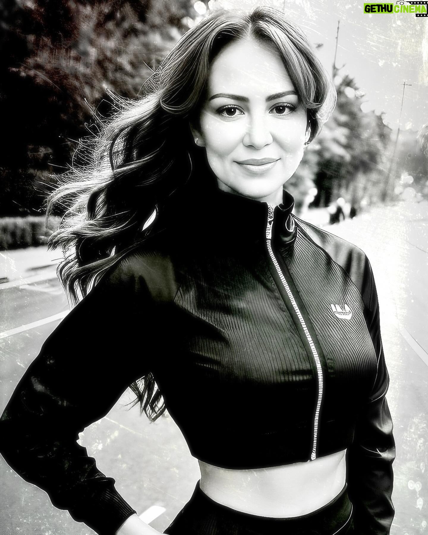 Ayşe Şule Bilgiç - 2.1K Likes - Bir süredir spora ama düzenli ve devamlı bir sporu yapmaya niyetliyim. 🤦♀️ Bu çok zorlayıcı benim için.
Çocukluğunda uzun süre taekwondo dışında hiçbir spor yapmamış bir yetişkin olarak spor yaparken kendimi hep salak gibi hissediyorum. Nedenini de kurcalıyorum bir yandan.
Şimdi buna savaş açtım. Kendime uygun bir sporu iyi derecede yapabilmek istiyorum. Bu süreci hem size ilham olması hem de biraz kendime dış baskı yaratmak için sizlerle açıklıkla paylaşacağım.
Lütfen bu spor mevzusu ile ilgili paylaşımlarımı kaçırmayın. Neden mi?
Size bir hayalin nasıl gerçeğe dönüştüğünü göstermeyi deneyeceğim. Bu aşamaları siz istediğiniz hayal için kullanabilirsiniz. Benimki bir örnek.
Ama benim maddi imkanlarım sizin gibi olsa ile başlayan cümleler bana kurmayın, ben bu ekonomik seviyeye gelirken de aynı size anlatacağım yolu izledim.
Demagoji değil anlayın diye paylaşıyorum ki Şirinevlerde sobalı bir evde geçim sıkıntısı içinde bir ailenin çocuğuydum ve tüm maddi özgürlüğümü kendim, hayallerim, çabalarım, eylemlerim ve pes etmeyerek kendi değerlerime uygun çabalarla bu noktaya getirdim. O yüzden bana kimse sendeki para bende olsa gibi bir yerden bakmasın. İsteğiniz çok paranızın olması ise aynı yöntemi siz de bu hayaliniz için kullanabilirsiniz mesela.
Ne demiştim “önce hayal edip o hayali içselleştirmeniz sonra onu amaç bellemeniz sonra amaca giden yoldaki eylemleri planlamanız, sonra da plana uygun eylemlerde ısrarcı olmanız o hayali gerçek yapar!”demiştim.
Şimdi size hayalimi nasıl gerçekleştirdiğimi canlı canlı an ve an paylaşacağım. Hayalim kendimi mutlu olduğum bir sporu iyi derecede yaparken bulmak, bu fit halimi sağlıklı şekilde sürdürmek, yaşım kaç olursa olsun bu formda ve sağlıkta kalabilmek.
İlk adım uygun sporu bulmak! Bunu yazacağım sonraki postumda. Takipte kalın.
#gelisim #spor #sporyapmayısevmeyenlerburadamı