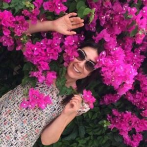 Ayşegül Ünsal Instagram - Çiçekler hep bekler gibidir,
Oysa hiç beklemezler; 
Biri arılandırır, biri kuşlandırır.Ö.A/çiçeksenfonisi