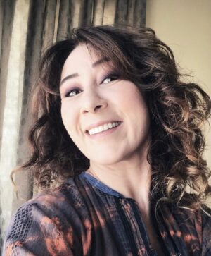 Ayşegül Ünsal Instagram - ...Bildiğimi sandığımı,bilmem başladı.Kendimi sevmenin sevmelerin en güzeli olduğunu,anlamam başladı.Her an yeniden başlayan bir bitişe doğmuş insan gerçekten,demem başladı.Kalbimin sesini kalbimle berrak duymam başladı.Dünyam dediğim,aslında kendimi gerçekten bilmemmiş demem başladı.46 yaşımdan bildiriyorum bunlar hep vardı aslında daaaa eylem ancak şimdiii başladı.😄...Beni ben yapan her şeye , bildiğim tek şey olan;...sevgimle.🙏🏻#doğumgünüm