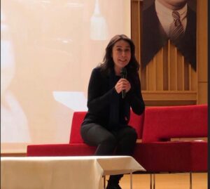 Ayşegül Ünsal Instagram - Doğa Koleji Ataşehir Kampüsü’nde Tiyatro konuştuk.Yaşasın Tiyatro🎭#27martdünyatiyatrogünü  kutlu olsun #worldtheatreday