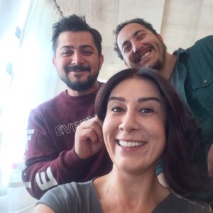 Ayşegül Ünsal Instagram - Sabah sabah tepemdeler yine 💇🏻‍♀️ #set #hazırlık #aşkvemavi #hasibe
