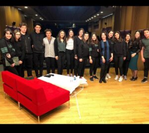 Ayşegül Ünsal Instagram - Doğa Koleji Ataşehir Kampüsü’nde Tiyatro konuştuk.Yaşasın Tiyatro🎭#27martdünyatiyatrogünü  kutlu olsun #worldtheatreday