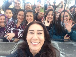 Ayşegül Ünsal Instagram - Yazı kışı yok.Seyircilerimiz hep bizimle🙏🏻Gerek sete ziyaretle gerek ekran başında🙏🏻❤️#aşkvemavi #set