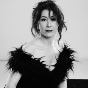 Ayşegül Ünsal Instagram - ⚪️⚫️🌕 Kalbinden gelen sesi dinlemek sana bir şeyin ne zaman yeterli olduğunu söyleyecektir. Kafanın söylediklerini duymakla kalbinden gelen mesajı dinlemek arasındaki farkı öğren. Kafanın konuşması toplumun bir ürünüdür. Kalbin konuşması sonsuzluktan gelir.#aborjinöğretisi #fullmoon #öyledeoldu