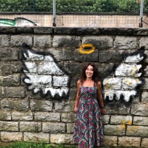 Ayşegül Ünsal Instagram - Baba Evi dizisinde Safiye’yi canlandıracağım zaman yönetmenimiz”Gözlük kullanmanı istiyorum.Bu ifadendeki saflığı destekleyecek.Zira gözlerin cin gibi bakıyor.“ dediydi de o zaman çok bilemediydim.Bu fotoyu görünce diyorum ki: Ne haklıymışsın be Feyzi abim.😇#melekolmuşmuş😋 göbek adım da melek ha 🤟🏻#merkürmüretroamanın#geçmişvebugün📸👉🏻#BinnurKaya