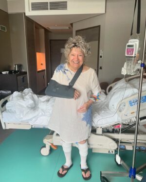 Ayşenil Şamlıoğlu Instagram - dokuya saygılı iyi bir hekim tarafından ameliyat edilirseniz sonrasında kuş gibi kalkabiliyorsunuz çok teşekkür ediyorum Prof.Dr Cihangir Tetik hocam iyi ki elimi size teslim ettim. Sağ elimde iki operasyon birden gerçekleşti bir tırnak altından bloom tümör alındı bir de baş parmağın altında onu deforme eden kemik çıkartıldı.