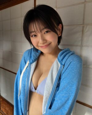 Ayu Okuma Instagram - 本日3月31日発売の『グラビアザテレビジョン vol.65』に登場しています📸
ギターと友達をテーマに撮影したよ👾
可愛い洋服と色々な水着着てるので是非チェックしてみてね♡
あと、ハンバーグ美味しかった🤭