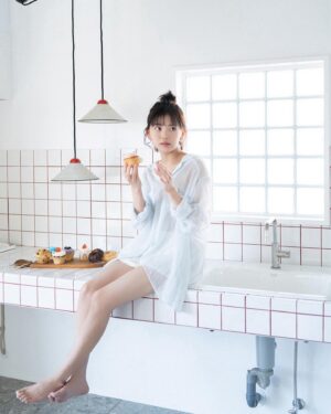 Ayu Okuma Instagram - 本日発売の、双葉社「EX大衆」2023年12月号に掲載していただいてます！可愛いスイーツに囲まれての撮影ですごく楽しかった✨
お気に入りのカットたくさんなのでぜひゲットしてね♡
カメラマン：藤本和典さん
スタイリスト：菅晴子さん
ヘアメイク：新井祐美子さん
