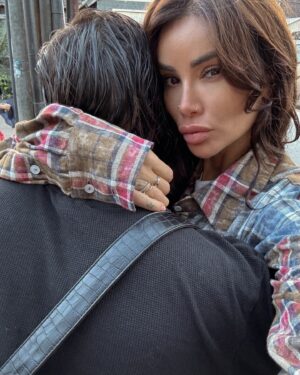 Ayza Anokhina Instagram - Славно, когда хватает времени остановиться и понюхать розы... 🌹