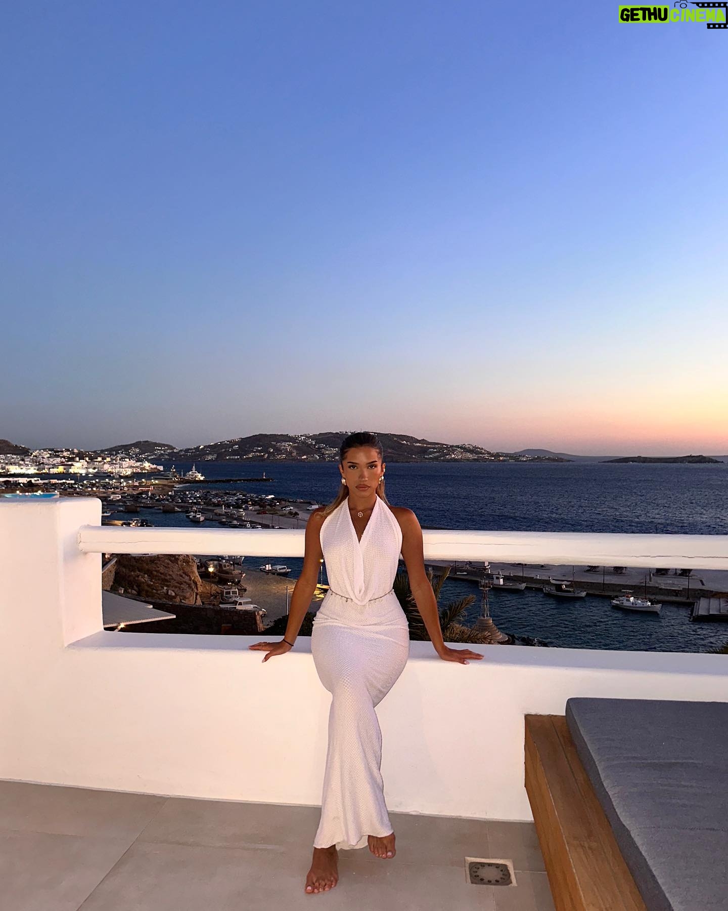 Azra Mian - 86.4K Likes - Sharing locations
Thank you @cavotagoomykonos @soulaliakou for such an unforgettable stay 🤍
