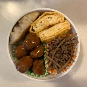 BOSE Instagram - イシイのミートボールやマルシンハンバーグに頼りながら、なんとかやっております。ひき肉とミックスビーンズをトマトソースで煮込んだ「チリコンカン」を導入してみたら好評だったので、連投しがち笑
お弁当同志たちのコメントに大いに力をもらってます。ありがとー。
#ゲバたん弁当
