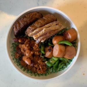 BOSE Instagram - イシイのミートボールやマルシンハンバーグに頼りながら、なんとかやっております。ひき肉とミックスビーンズをトマトソースで煮込んだ「チリコンカン」を導入してみたら好評だったので、連投しがち笑
お弁当同志たちのコメントに大いに力をもらってます。ありがとー。
#ゲバたん弁当