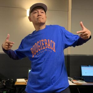 BOSE Instagram - 「ぶぎ・ばく・べいびー」のCDもう手に入れた人もいますかね？CDにしか入ってない30分の余談も必聴です。サブスクでは24時から配信開始なので、みんなでリピートしてじゃんじゃん回して下さい！
そして、NHKホールのリハーサルも盛り上がっております。当日しか手に入らない大人専用、子供専用に分かれたTシャツや、大小トートバッグもかなり良い感じ！
#ぶぎばくべいびー
#小沢健二
#スチャダラパー