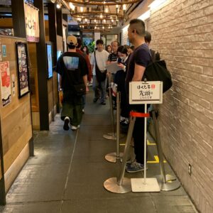 BOSE Instagram - せっかく名古屋に来てるんだから美味しい名古屋グルメを、、、と名古屋駅をウロウロするものの人気店はだいたい行列。電車の時間もあるし、しょうがないから空いてる函館ラーメンを食べたんだけど、これはこれですごく美味しかった。
今どき、何処に行っても日本中の美味しいものが食べられたりするから、無理してご当地のものを食べなくてもいいのかもしれないと思った。次は大阪に行くから、お好み焼きや串カツは避けて、味噌煮込みうどんや手羽先を食べるようにしよう笑
ちなみに、今回のオザケンライブのモノクロネクタイは小5女子もお気に入り。
#小沢健二
#スチャダラパー
#ゲバたん