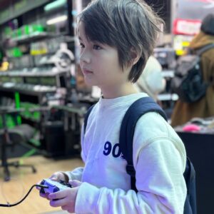 BOSE Instagram - 今日からオンエアされている「ぶぎ・ばく・べいびー」みなさん聴けたでしょうか？ストーリーのリンクから飛べばすぐ聴けるので、まだの人は是非！
写真はコーラス隊として参加してくれたメンバーたち。J-WAVEのキャンペーンジングルも3人で唄ってくれた。
#ぶぎばくべいびー
#ぶぎばく813
#ライブもあるし
#CDも出るよ
#バッヂも当たる