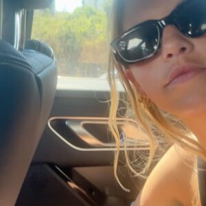 Bab Buelens Instagram - prvi dani u Hrvatsku 🤍🇭🇷 spending less time online - i’ve had a pretty healthy phone/life balance & screentime for a looong while but recently i felt like i’ve been starting to rely on this small screen for little shots of distraction (stressful times) and i’d like to find calmth back in the *now*. 🧘‍♀️ also, although i spent more time online, it didn’t make me share more, i just scroll or swipe.. what’s that about. any one else struggling with this? any tips or thoughts?